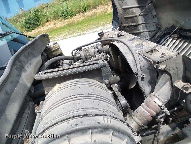 image for item DG1979 2002 International 4300  box truck