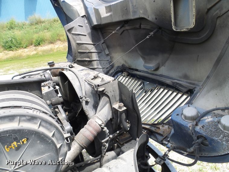 image for item DG1979 2002 International 4300  box truck