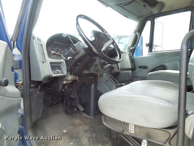 image for item DG1979 2002 International 4300  box truck