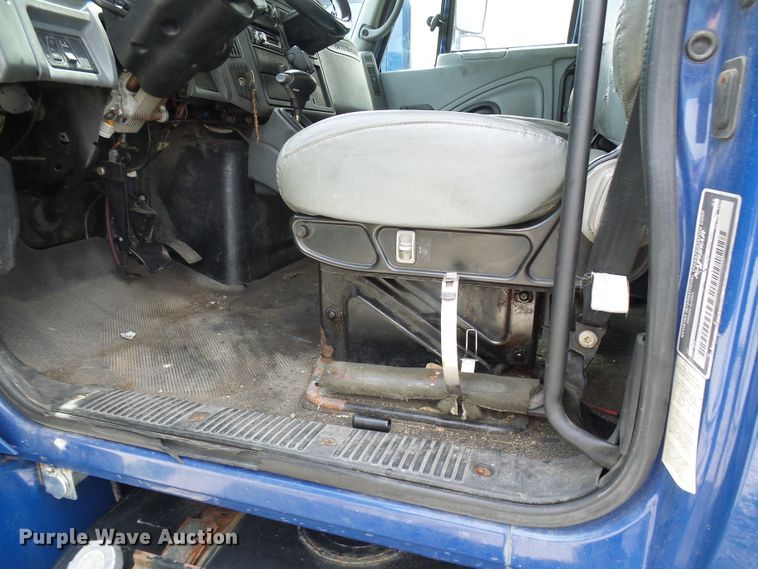 image for item DG1979 2002 International 4300  box truck