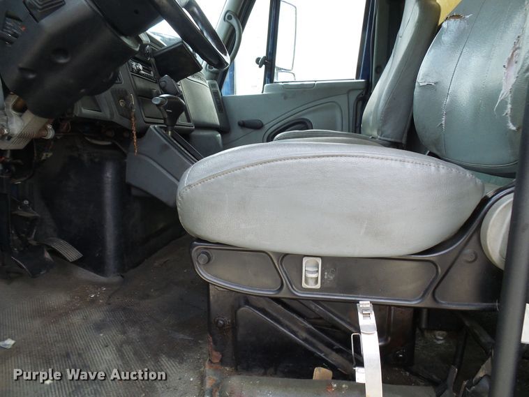 image for item DG1979 2002 International 4300  box truck