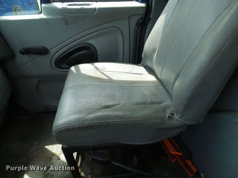 image for item DG1979 2002 International 4300  box truck