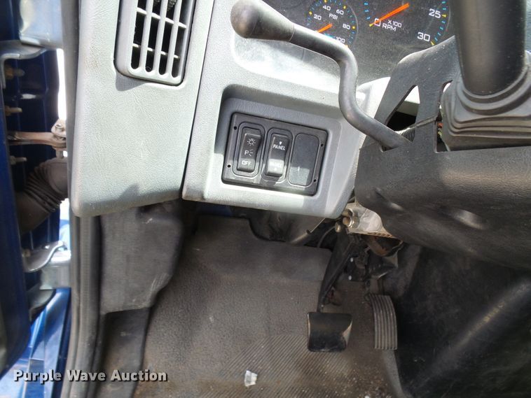 image for item DG1979 2002 International 4300  box truck