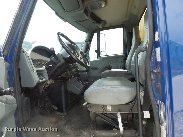 image for item DG1979 2002 International 4300  box truck