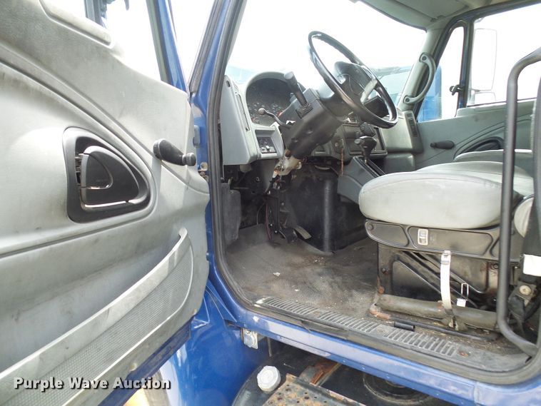 image for item DG1979 2002 International 4300  box truck