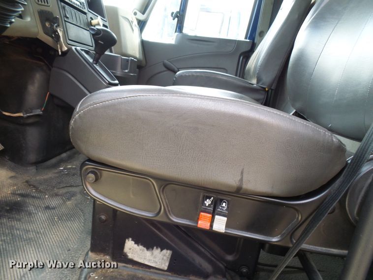 image for item DG1980 2012 International WorkStar 7300  box truck