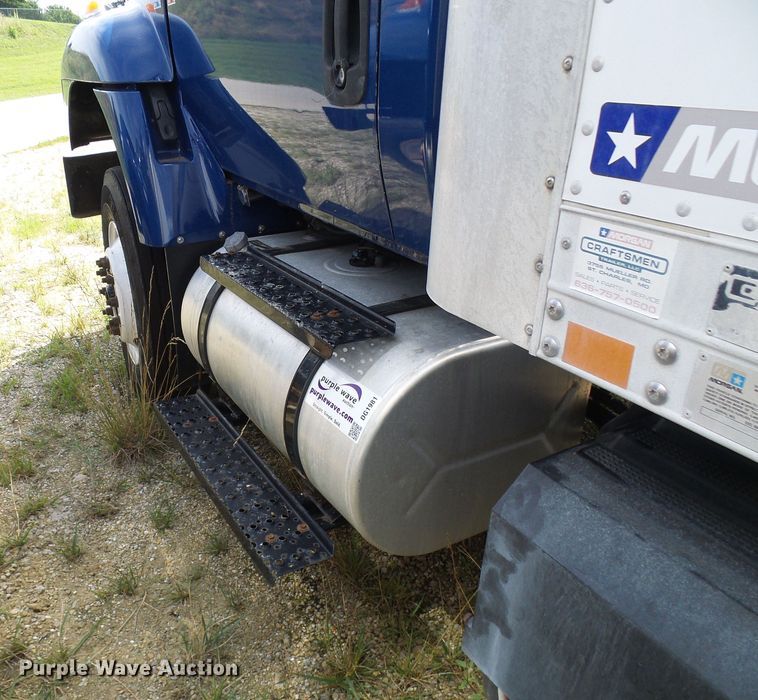 image for item DG1981 2013 International WorkStar 7300  box truck