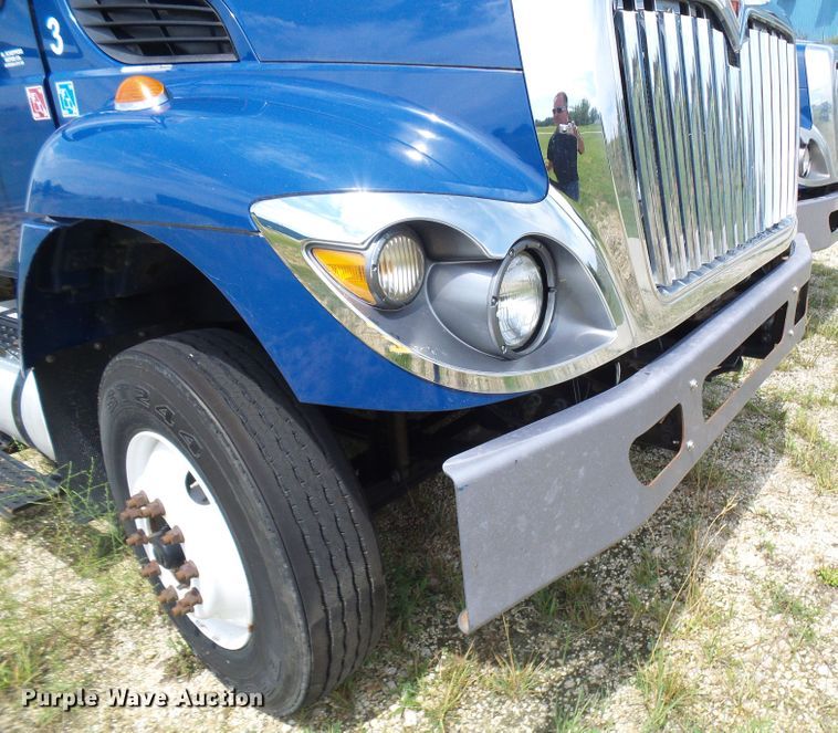 image for item DG1981 2013 International WorkStar 7300  box truck