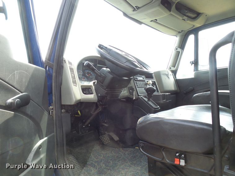 image for item DG1981 2013 International WorkStar 7300  box truck