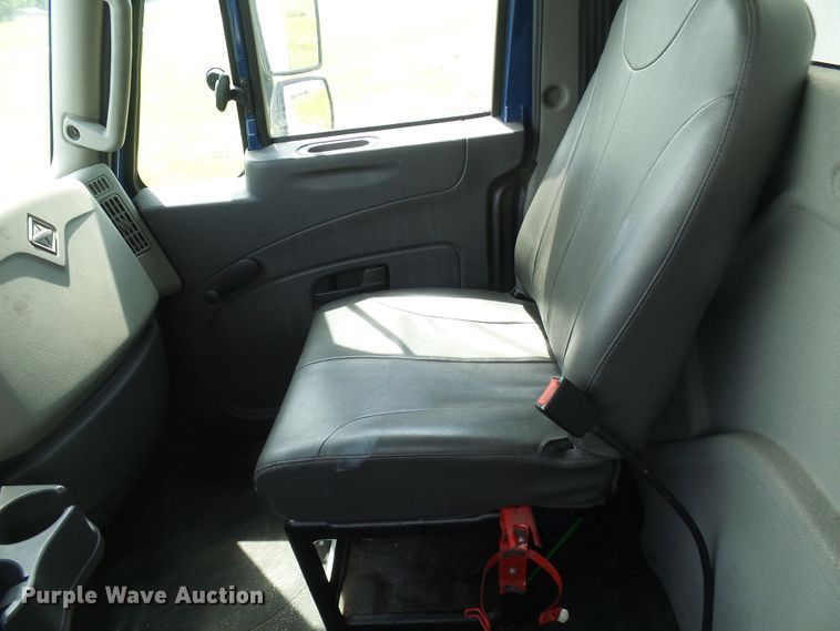 image for item DG1981 2013 International WorkStar 7300  box truck