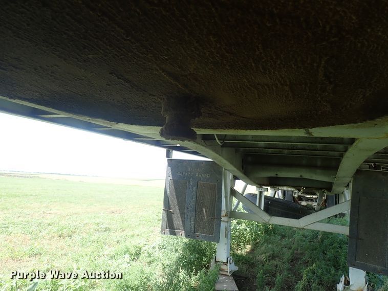 image for item DG2397 1974 Wilson GH-400 flatbed hay trailer