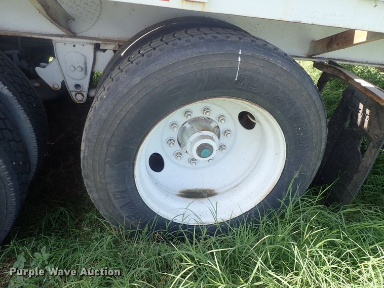 image for item DG2397 1974 Wilson GH-400 flatbed hay trailer