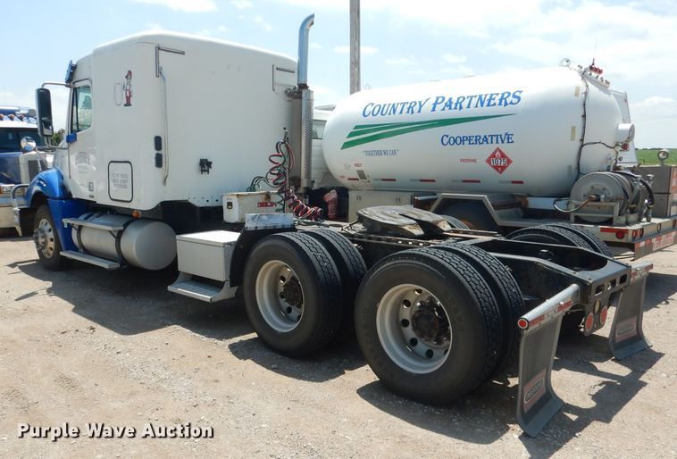 image for item DG4504 2007 Freightliner Columbia  semi truck