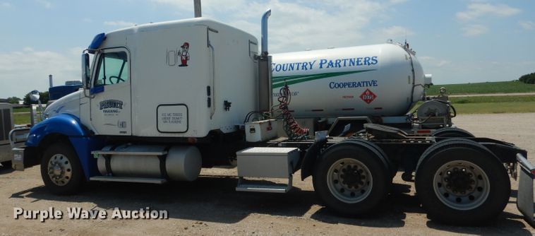 image for item DG4504 2007 Freightliner Columbia  semi truck