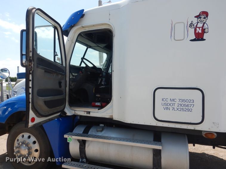 image for item DG4504 2007 Freightliner Columbia  semi truck