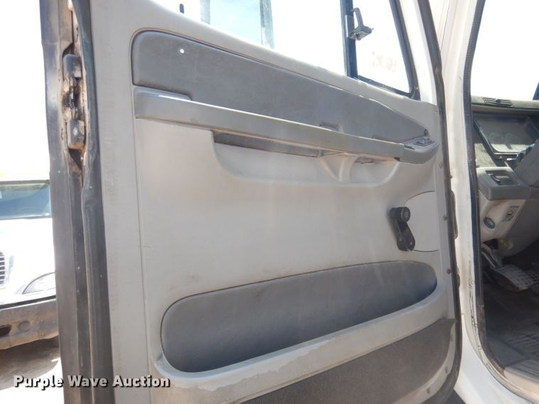 image for item DG4504 2007 Freightliner Columbia  semi truck