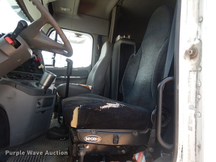 image for item DG4504 2007 Freightliner Columbia  semi truck