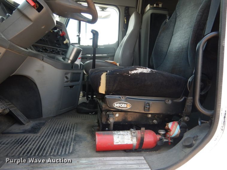 image for item DG4504 2007 Freightliner Columbia  semi truck