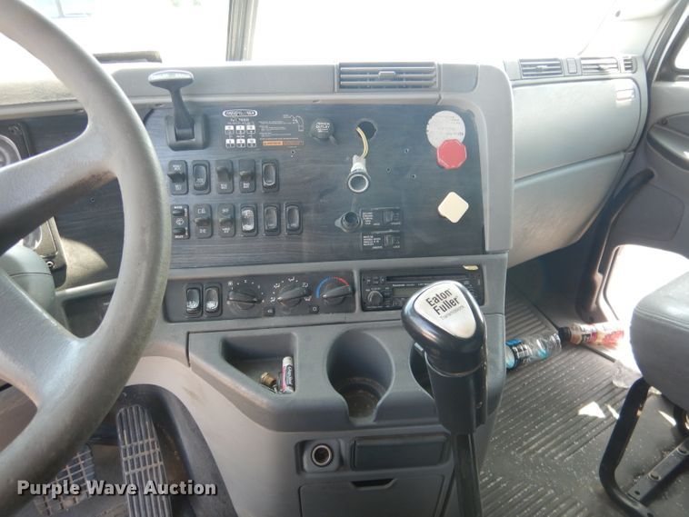 image for item DG4504 2007 Freightliner Columbia  semi truck