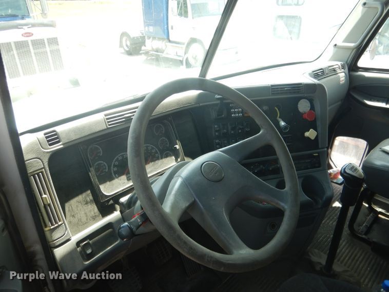 image for item DG4504 2007 Freightliner Columbia  semi truck