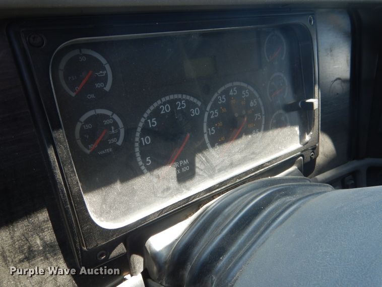 image for item DG4504 2007 Freightliner Columbia  semi truck