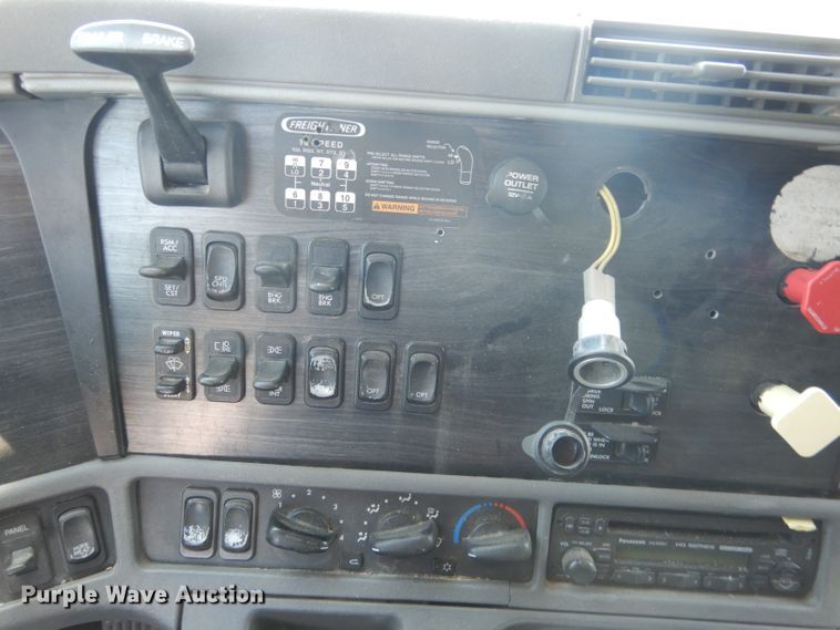 image for item DG4504 2007 Freightliner Columbia  semi truck