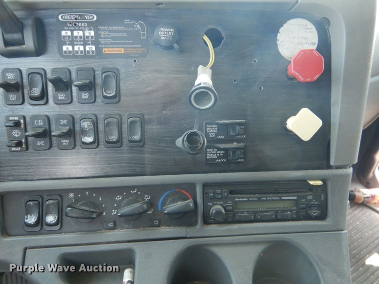 image for item DG4504 2007 Freightliner Columbia  semi truck