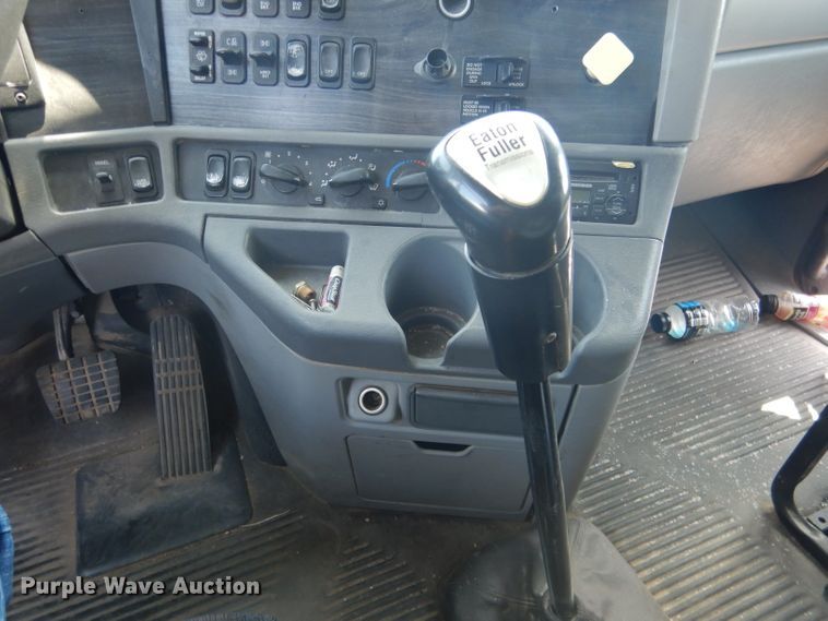 image for item DG4504 2007 Freightliner Columbia  semi truck