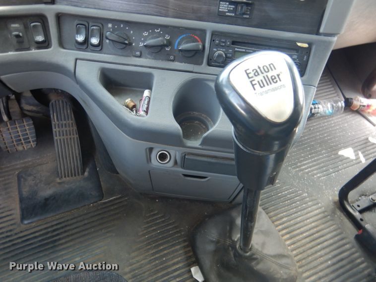 image for item DG4504 2007 Freightliner Columbia  semi truck