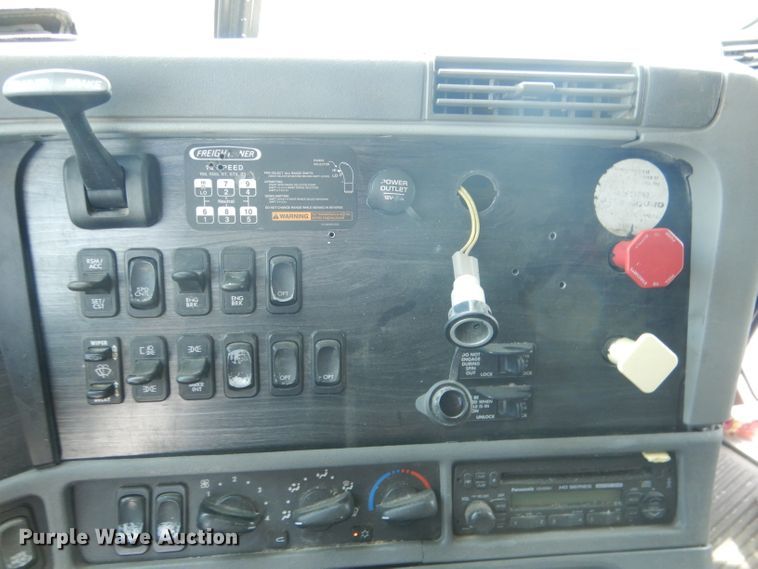 image for item DG4504 2007 Freightliner Columbia  semi truck