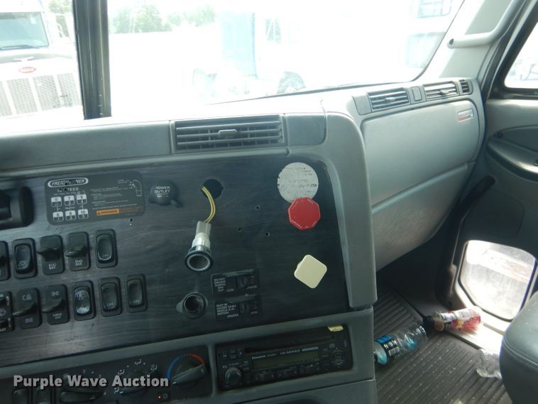 image for item DG4504 2007 Freightliner Columbia  semi truck