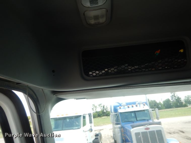 image for item DG4504 2007 Freightliner Columbia  semi truck