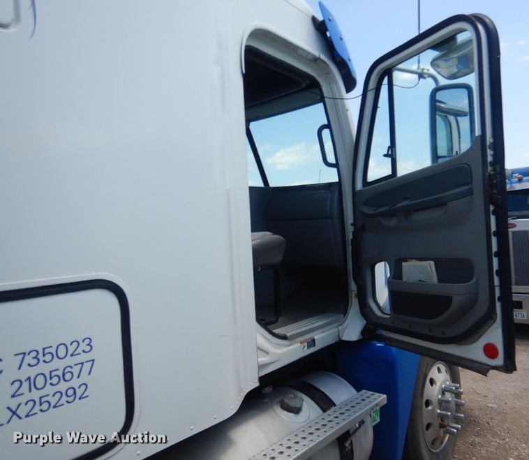 image for item DG4504 2007 Freightliner Columbia  semi truck