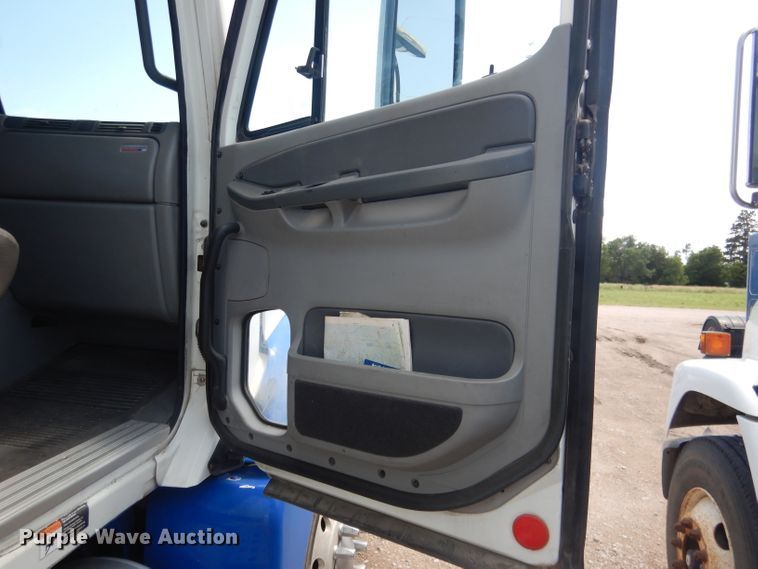 image for item DG4504 2007 Freightliner Columbia  semi truck