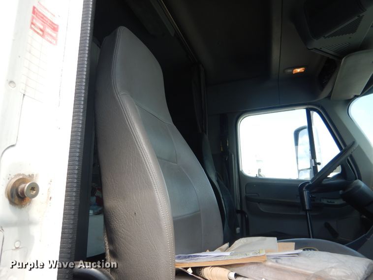 image for item DG4504 2007 Freightliner Columbia  semi truck