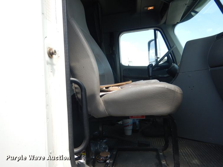 image for item DG4504 2007 Freightliner Columbia  semi truck