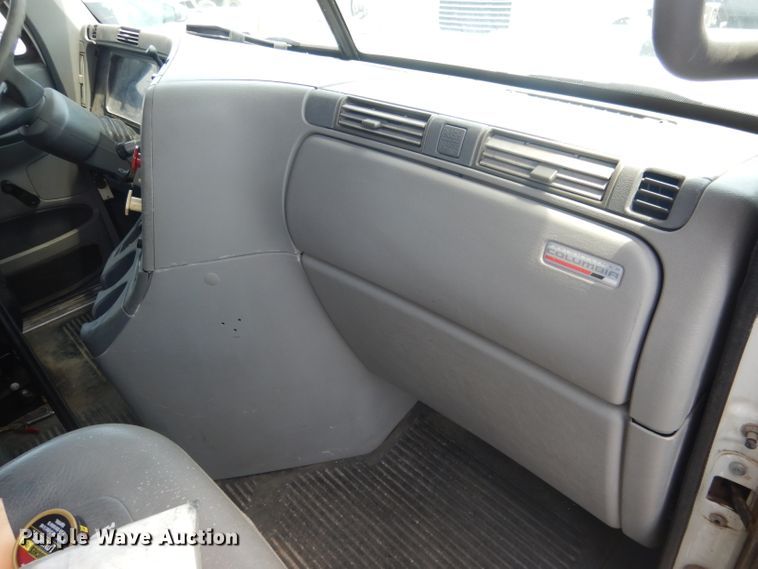 image for item DG4504 2007 Freightliner Columbia  semi truck