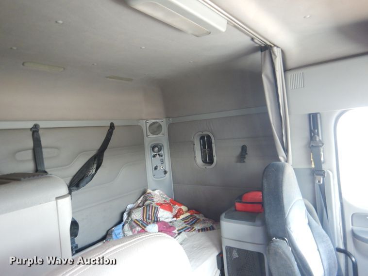 image for item DG4504 2007 Freightliner Columbia  semi truck