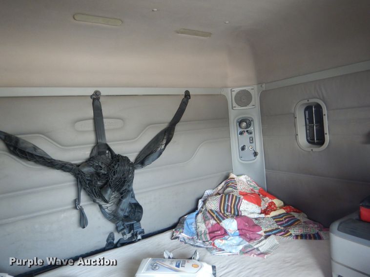 image for item DG4504 2007 Freightliner Columbia  semi truck