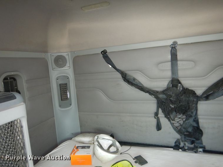 image for item DG4504 2007 Freightliner Columbia  semi truck