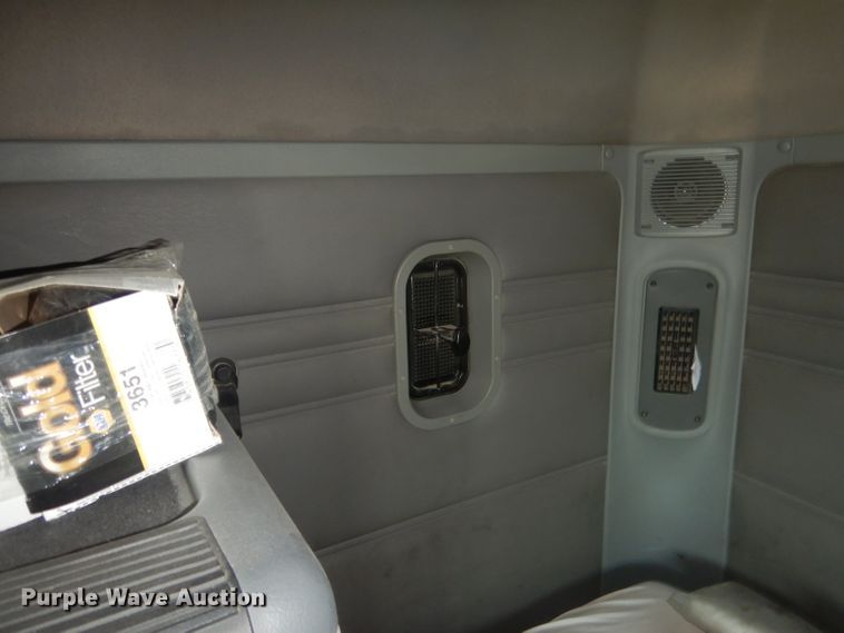 image for item DG4504 2007 Freightliner Columbia  semi truck