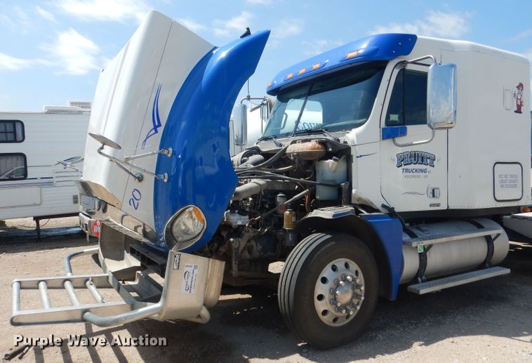image for item DG4504 2007 Freightliner Columbia  semi truck