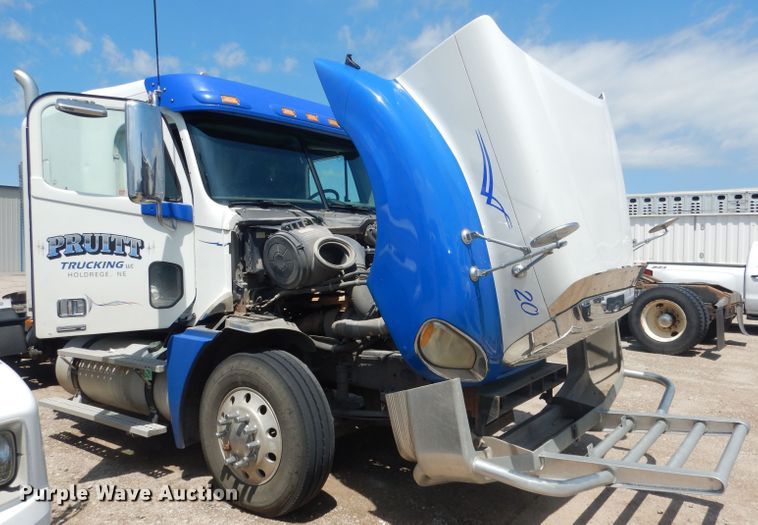 image for item DG4504 2007 Freightliner Columbia  semi truck