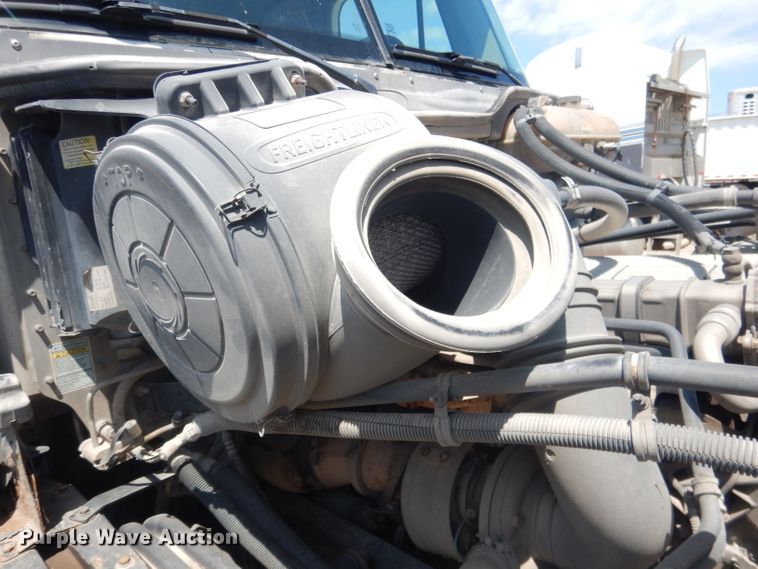 image for item DG4504 2007 Freightliner Columbia  semi truck