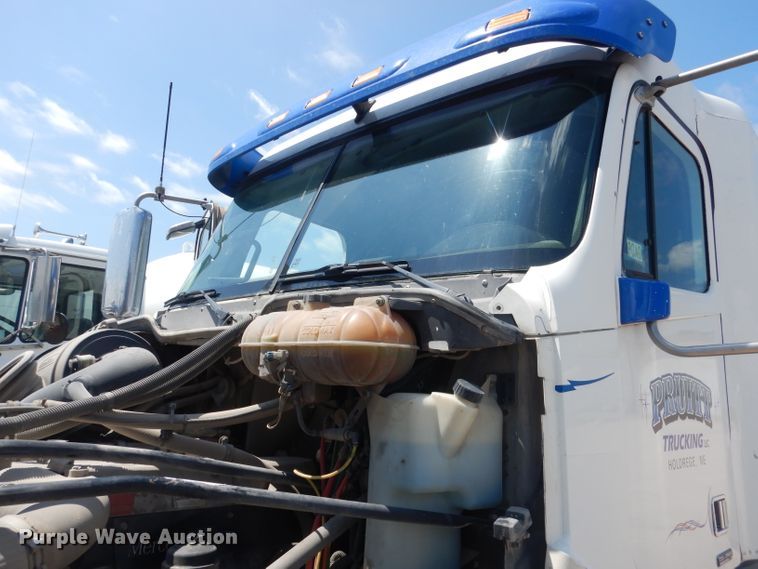 image for item DG4504 2007 Freightliner Columbia  semi truck