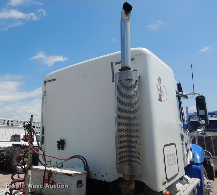 image for item DG4504 2007 Freightliner Columbia  semi truck