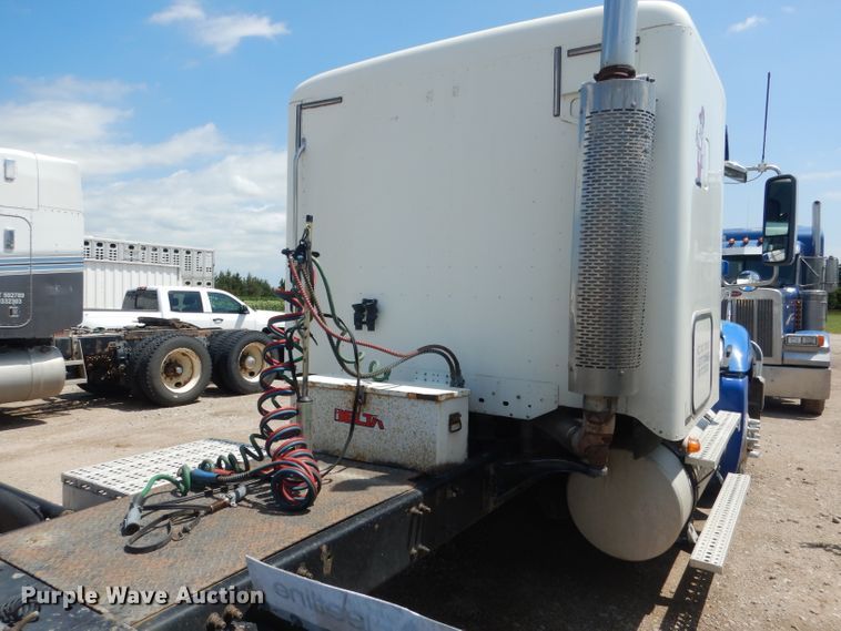 image for item DG4504 2007 Freightliner Columbia  semi truck