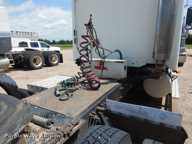 image for item DG4504 2007 Freightliner Columbia  semi truck