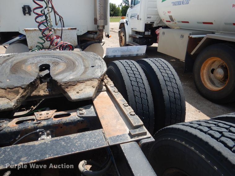 image for item DG4504 2007 Freightliner Columbia  semi truck