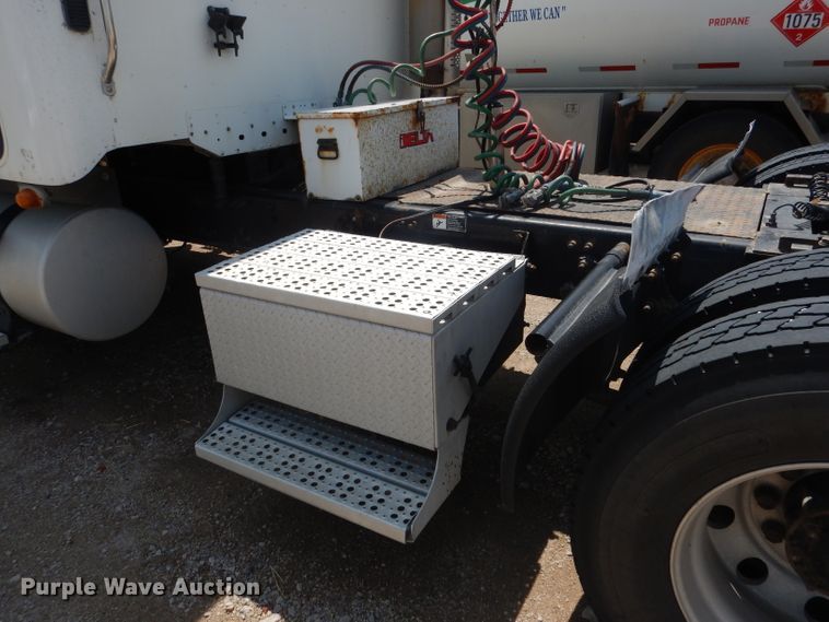 image for item DG4504 2007 Freightliner Columbia  semi truck